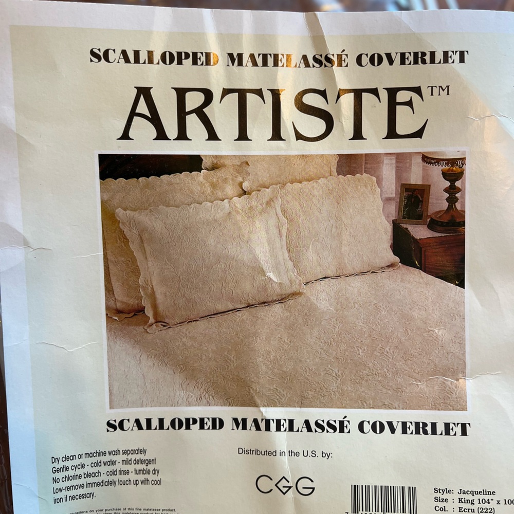 Vintage Artiste Scalloped Matelassé Coverlet King Ivory White Floral Bedspread